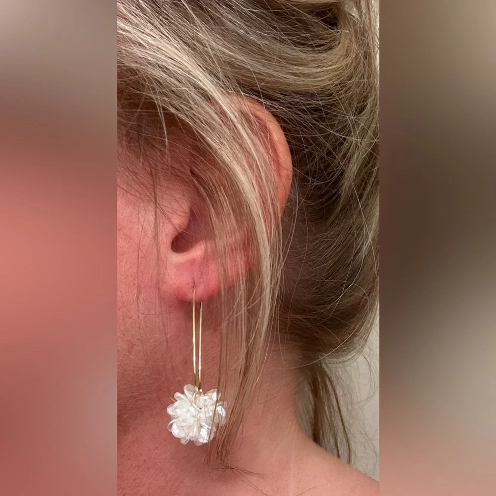 Elegant White Floral Earrings - Picture 2 of 3